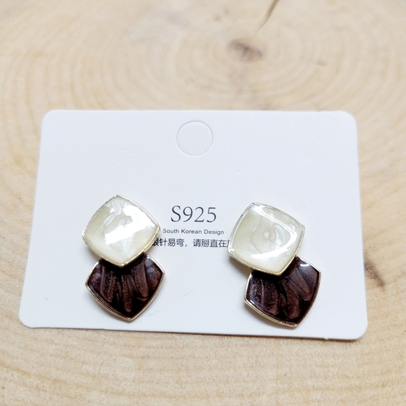 Brand New White & Brown Square Earrings - Picture 2 of 5